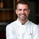 Portrait souriant du Chef Antoine Dubois du restaurant 'Le Ciel de Paris'.