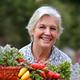 Portrait souriant de Madame Léa Martin tenant un panier de légumes frais.