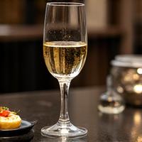 Image d'un événement corporate Instagram : un verre de champagne et des mini-quiches sur une table luxueuse.