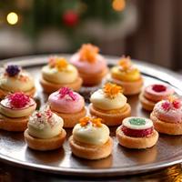 Image d'un événement privé Instagram : un assortiment de desserts français délicats sur un plateau miroir.