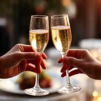 Image d'un mariage Instagram : les mariés trinquant avec un plat raffiné en arrière-plan.
